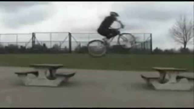 سقوط با دوچرخه از طبقه هفتم