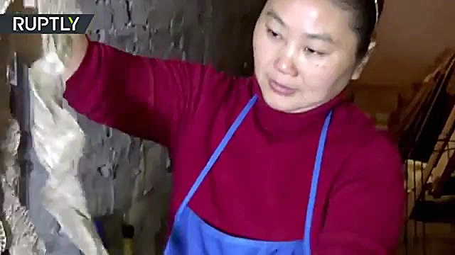 این زن در مزرعه اش از صدها مار...