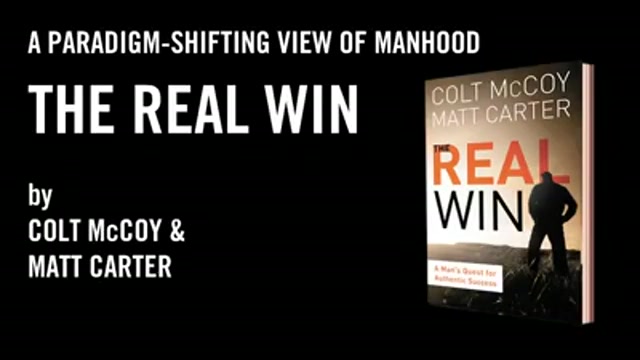 شکار پرنده در حال پرواز با دست...