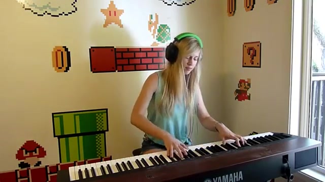 پیانو نوازی زیبا....((لارا))