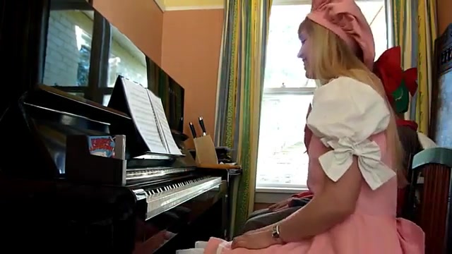 پیانو نوازی لارا.....ببینید با...