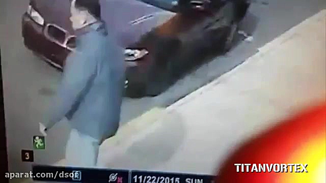 انداختن پرچم آمریکا در سطل زبا...