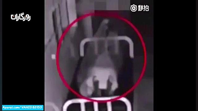 فیلم ترسناک خارج شدن روح از بد...