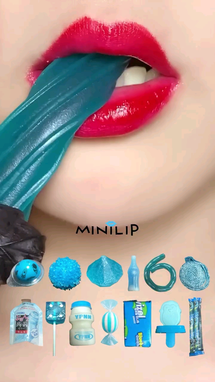 خوردن خوراکی های آبی💙💙